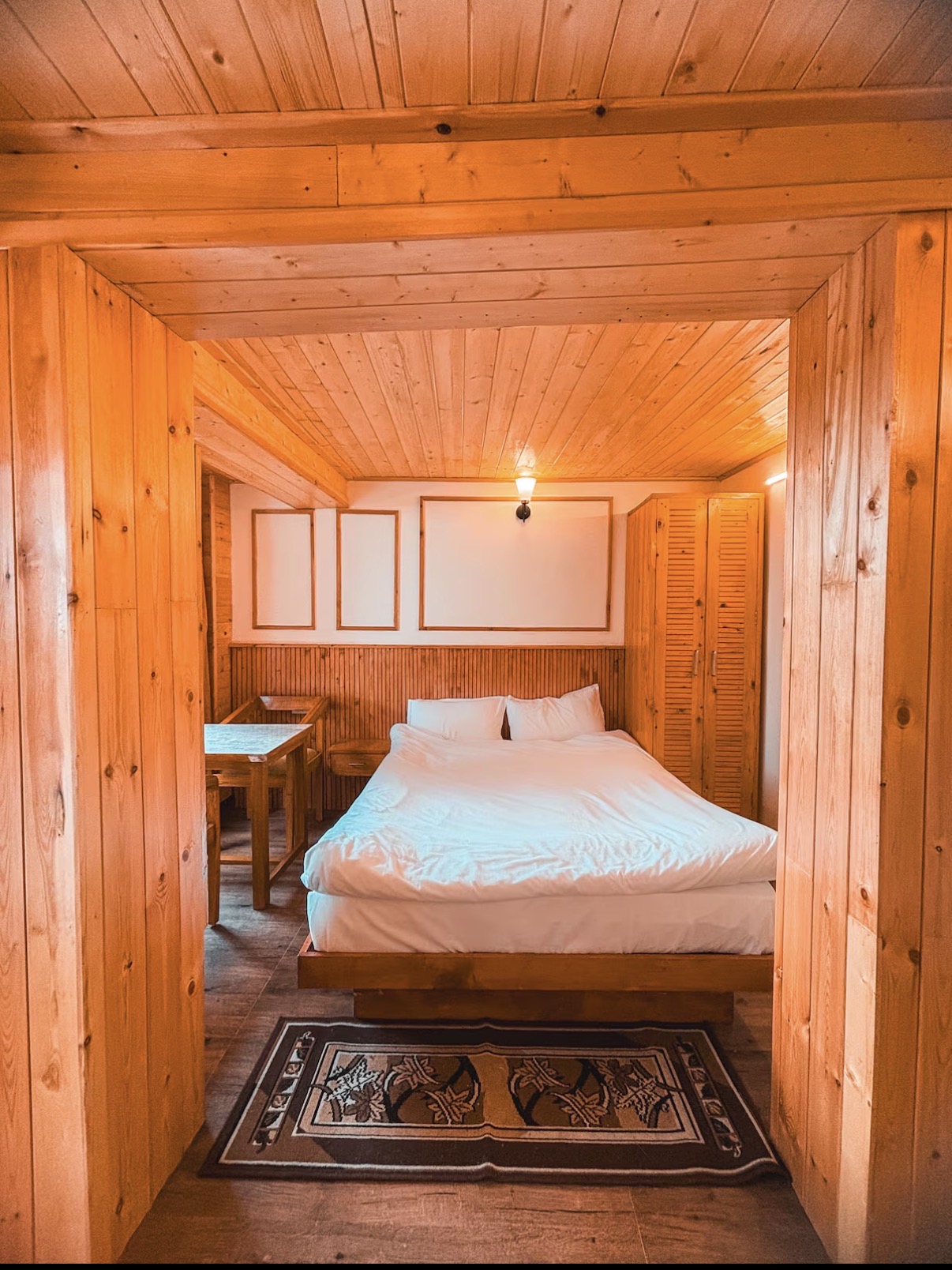 Pinewood king suite with mountain view — Mussoorie